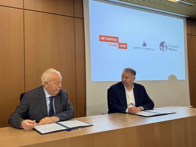 Alain Mérieux et Bruno Bernard, président de la Métropole de Lyon, signant la remise des archives de l’Institut et de la Fondation Mérieux