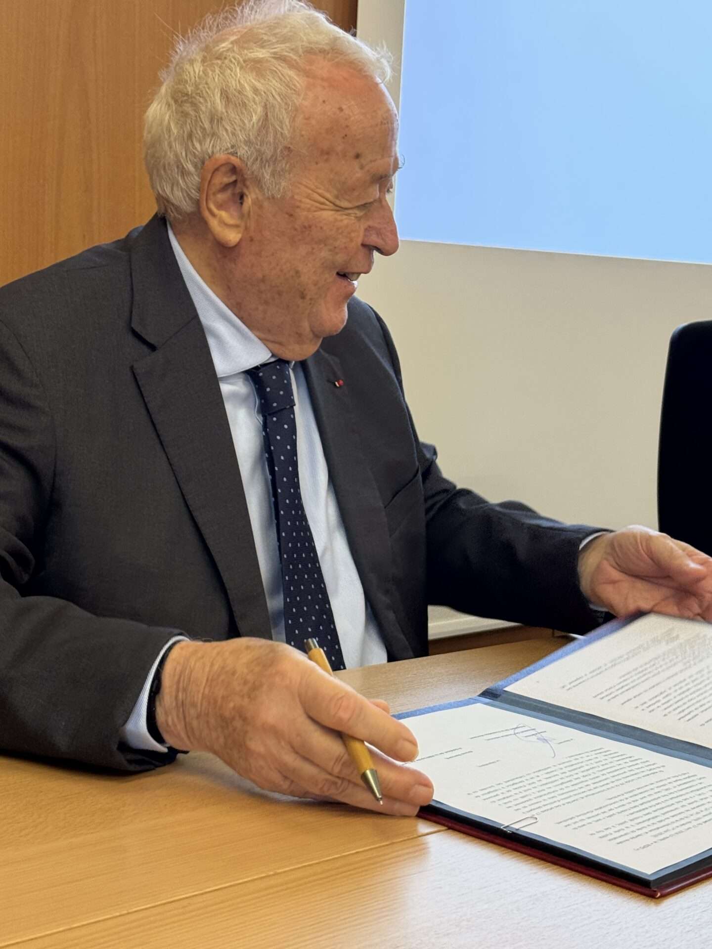 Alain Mérieux lors de la signature de la remise des archives de l’Institut et de la Fondation Mérieux aux Archives départementales et métropolitaines de Lyon, le 11 décembre 2025