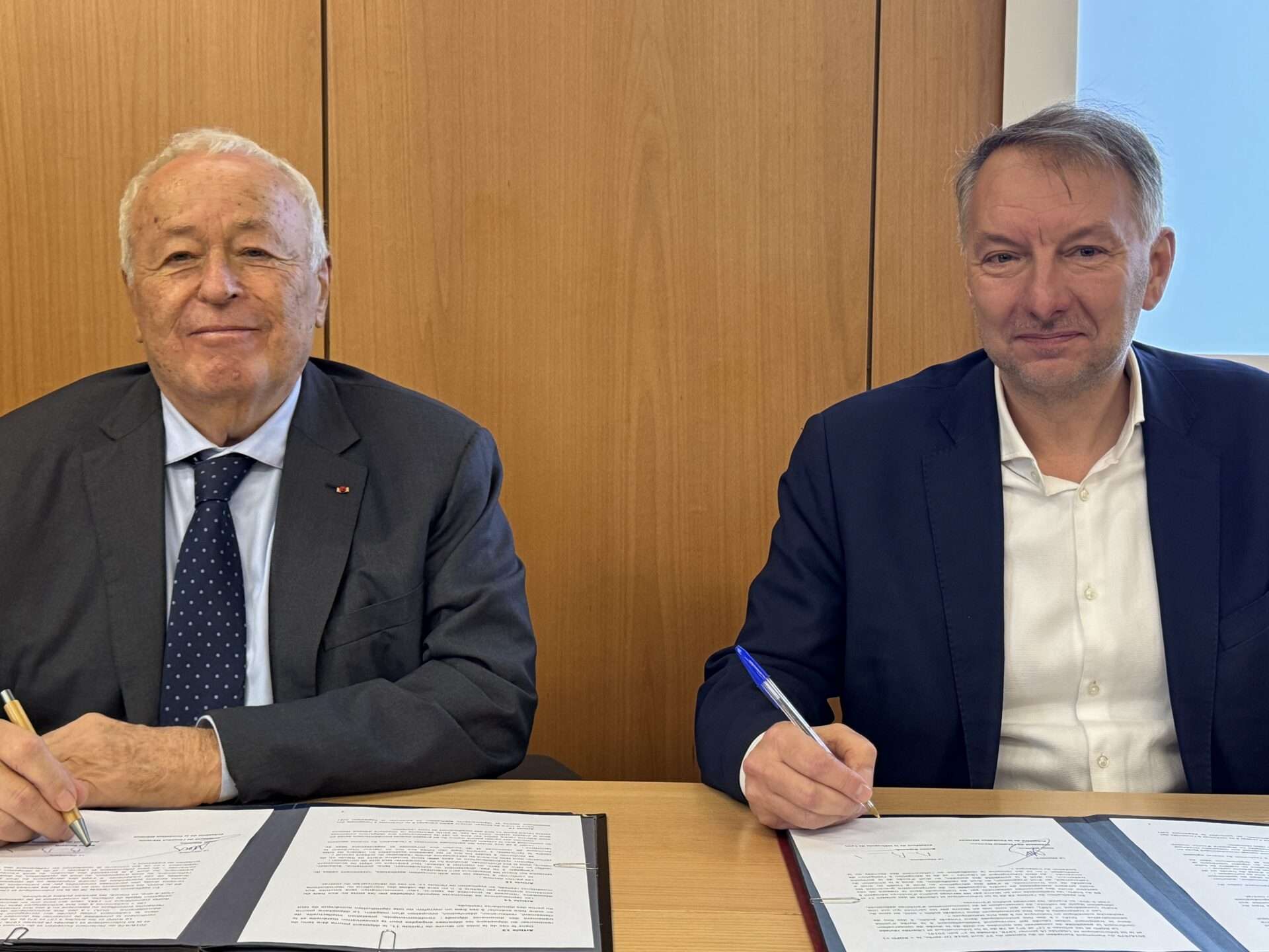 Alain Mérieux et Bruno Bernard, président de la Métropole de Lyon, signant la remise des archives de l’Institut et de la Fondation Mérieux, le 11 décembre 2025