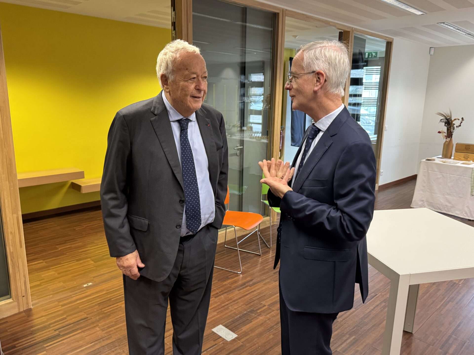 Bruno Galland, directeur des Archives départementales et métropolitaines de Lyon, et Alain Mérieux lors de la remise des archives de l’Institut et de la Fondation Mérieux