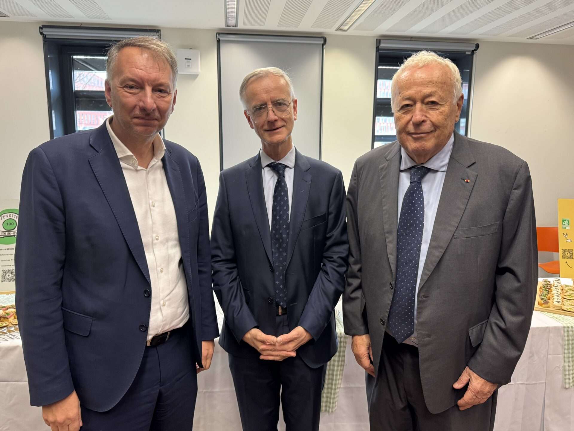 Bruno Bernard, président de la Métropole de Lyon, Bruno Galland, directeur des Archives départementales et métropolitaines de Lyon, et Alain Mérieux lors de la remise des archives de l’Institut et de la Fondation Mérieux
