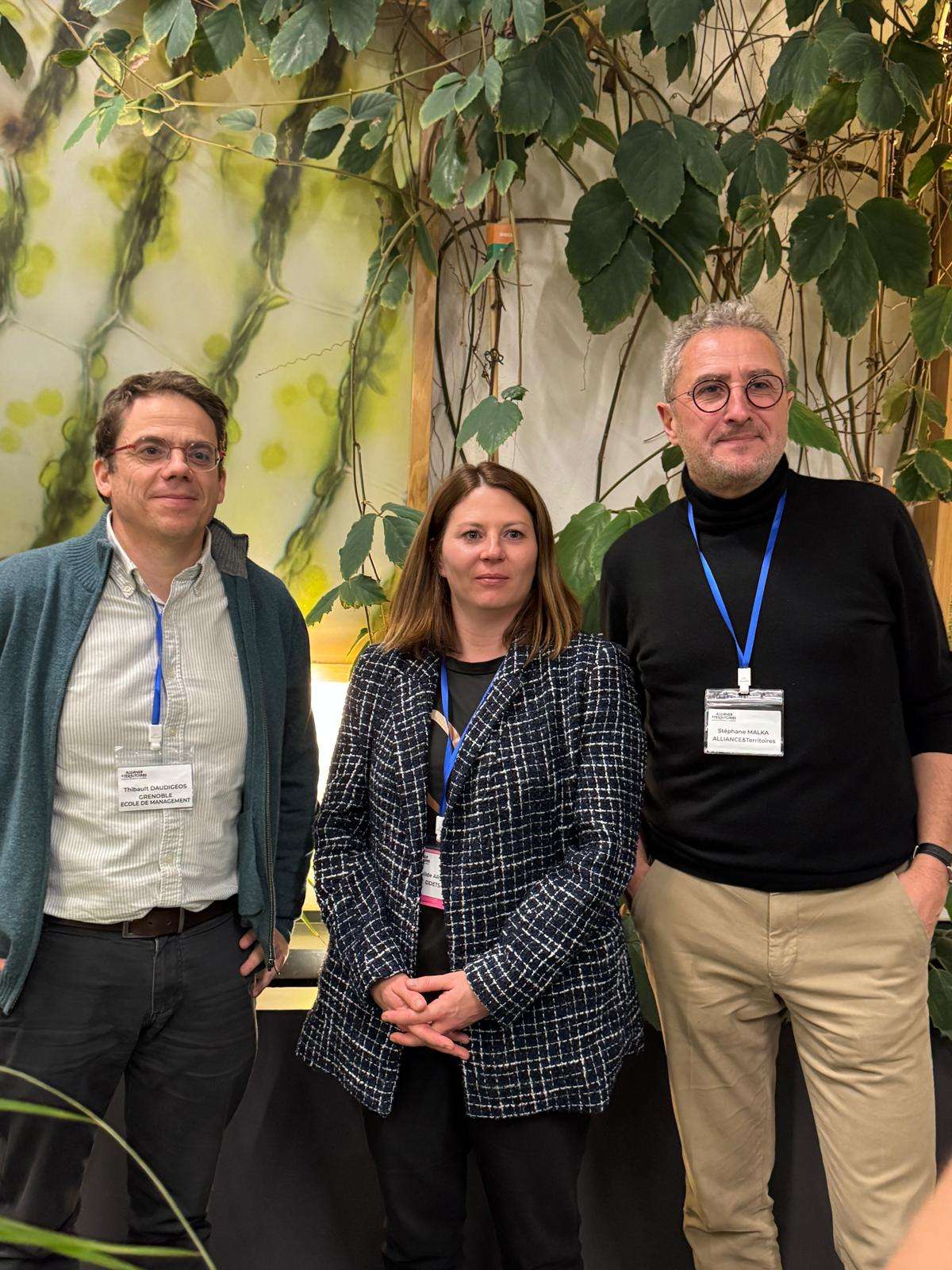 Thibault Daudigeos, Mathilde Arnoult et Stéphane Malka, directeur du développement d’Alliance & Territoires, lors de l’afterwork PME Boost’Innov à Life Hub Bayer – Lyon 9