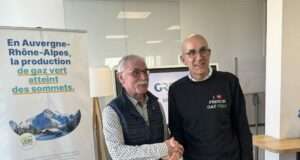 Gaz vert en Auvergne-Rhône-Alpes : GRDF atteint 1 TWh, l’équivalent de 250 000 logements chauffés Guilhem Armanet, directeur régional de GRDF Sud-Est, et Henri Pégoud, agriculteur et associé de Metha4Agri, lors de la conférence de presse au siège régional de GRDF à Lyon