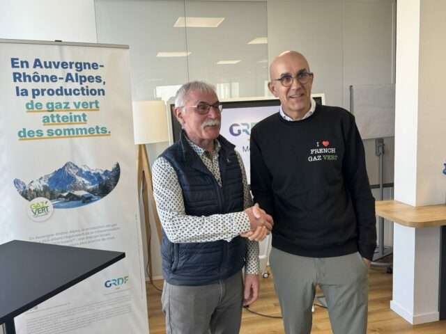 Guilhem Armanet, directeur régional de GRDF Sud-Est, et Henri Pégoud, agriculteur et associé de Metha4Agri, lors de la conférence de presse au siège régional de GRDF à Lyon Guilhem Armanet, directeur régional de GRDF Sud-Est, et Henri Pégoud, agriculteur et associé de Metha4Agri, lors de la conférence de presse au siège régional de GRDF à Lyon