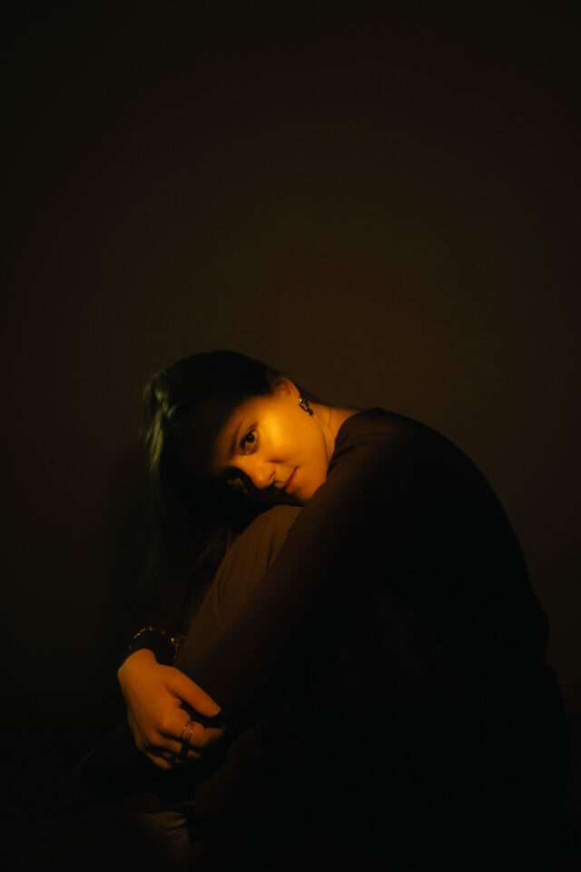 La chanteuse M’Alice signe “Deux contre tous”, un premier single intime et lucide_Crédit Andrei Vystropov