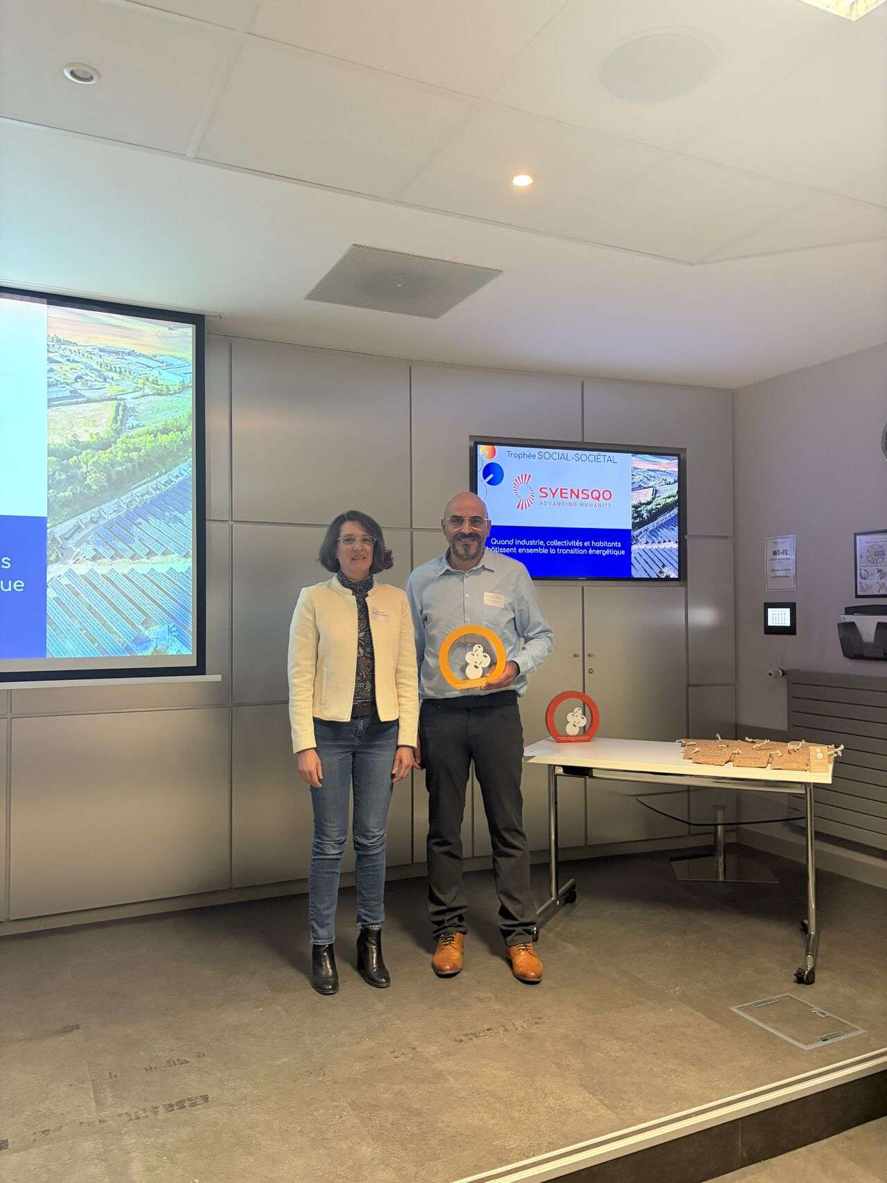 Syensqo (Trophée Social-Sociétal) Hassan EL BASRI, directeur du site Syensqo Clamecy et Sandra Louis, déléguée générale de France Chimie Bourgogne-Franche-Comté-©crédit : FCAura 