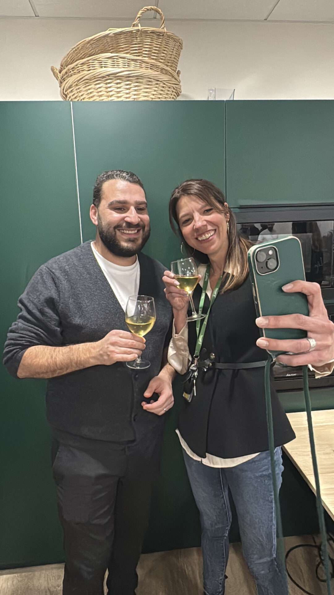Céline Salvado en selfie avec ses collaborateurs lors de l’afterwork tecofi, société à mission industrie de l’eau