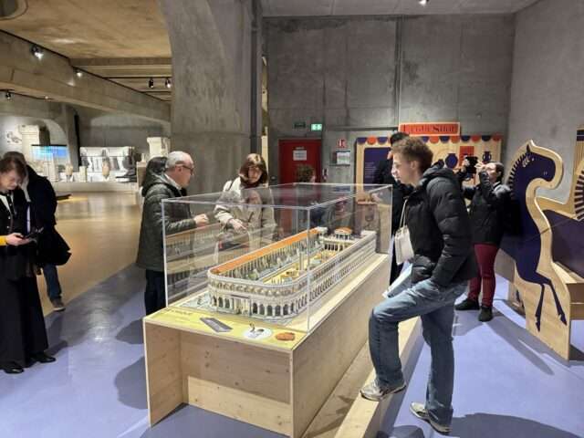 Isabelle Saurat visite le musée Lugdunum pour mettre en lumière l’accessibilité culturelle