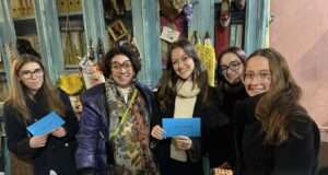À Lyon, des étudiantes de l’ESAIL confrontent leurs projets à la réalité du commerce indépendant des Pentes de la Croix-Rousse Remise du premier prix à Elsa Murard et Eileen Torres, étudiantes de l’ESAIL, dans la boutique Chasseurs d’influences, lors de l’opération organisée dans les Pentes de la Croix-Rousse
