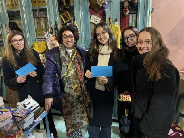 Remise du premier prix à Elsa Murard et Eileen Torres, étudiantes de l’ESAIL, dans la boutique Chasseurs d’influences, lors de l’opération organisée dans les Pentes de la Croix-Rousse Remise du premier prix à Elsa Murard et Eileen Torres, étudiantes de l’ESAIL, dans la boutique Chasseurs d’influences, lors de l’opération organisée dans les Pentes de la Croix-Rousse