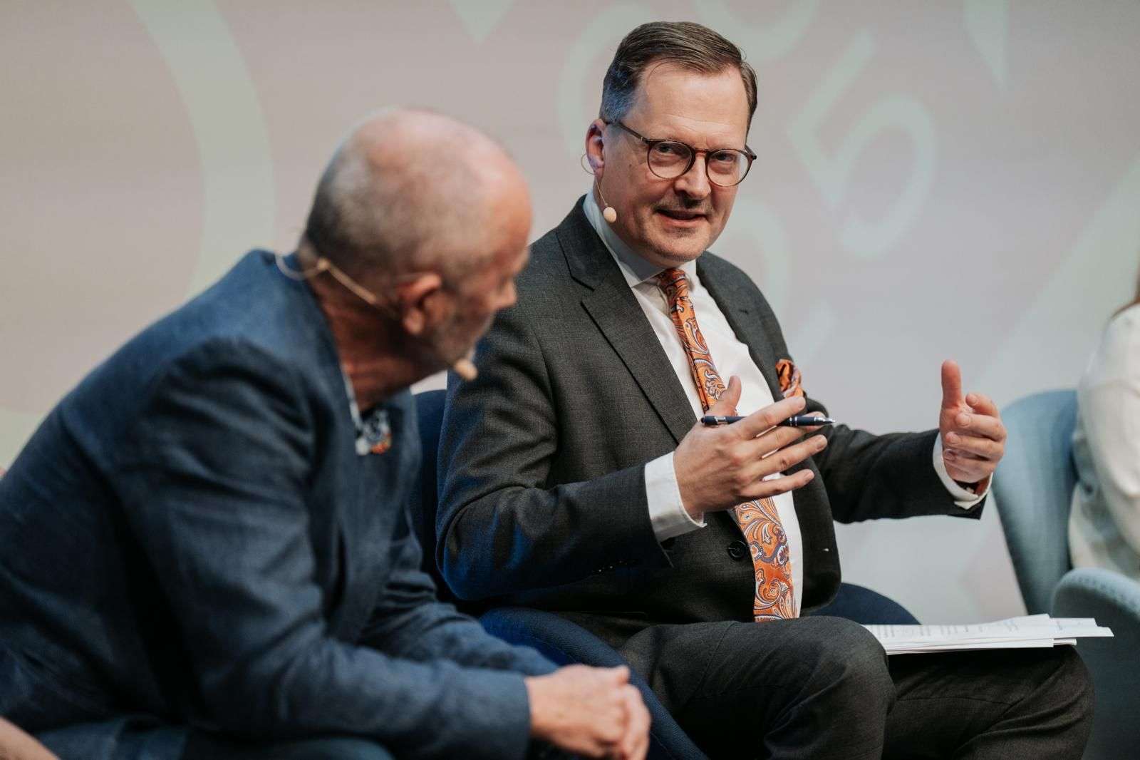Jesper Beinov, Direktør i SMVdanmark - Politik, Analyse & Kommunikation | Policy Vice President SMEunited | En meget venlig bulldozer med politisk, ledelsesmæssig & strategisk musikalitet | Public Affairs & Medier | Forandringsledelse