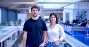 OOrion lève 1 million d’euros pour accélérer son application d’accessibilité pour les personnes malvoyantes Thomas Brisson et Stéphanie Robieux, les fondateurs de de OOrion