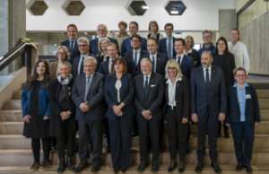 Métropole de Lyon : une gouvernance structurée entre répartition des rôles et enjeux économiques Les vingt-cinq vice-présidents de la Métropole de Lyon aux côtés de la présidente, Véronique Sarselli, au premier jour d'un mandat placé sous le signe des transitions et de l'attractivité économique.