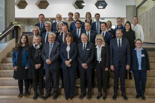 Les vingt-cinq vice-présidents de la Métropole de Lyon aux côtés de la présidente, Véronique Sarselli, au premier jour d'un mandat placé sous le signe des transitions et de l'attractivité économique.