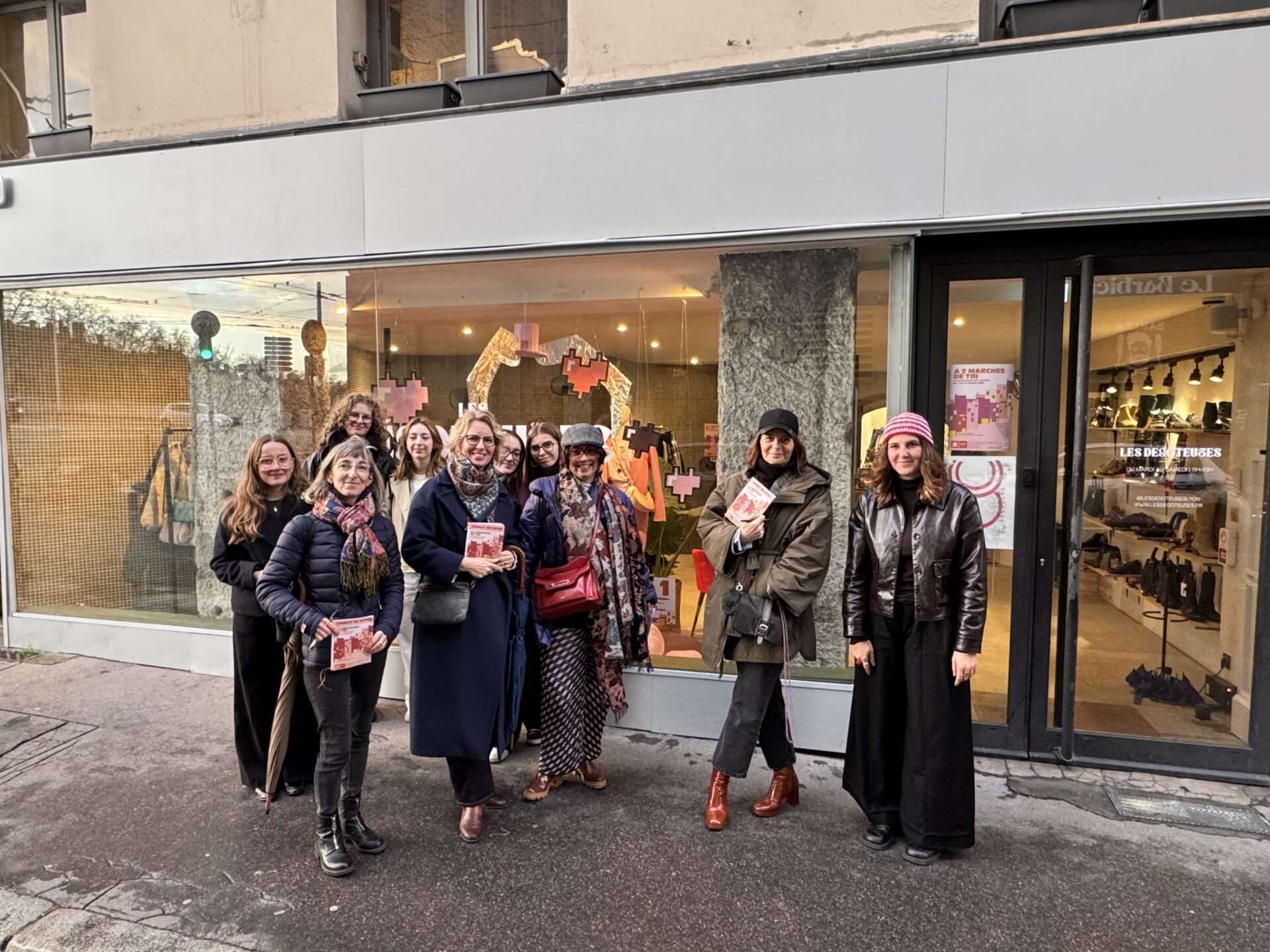 Laure Cédat, vice-présidente de la Métropole de Lyon, avec les commerçants de La Vitrine des Pentes dans le 1er arrondissement