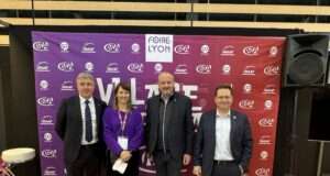 Les artisans au cœur de la Foire de Lyon 2026 : « Tous en scène ! », quand l’expérience devient concrète Daniel VALERO, Conseiller départemental et vice-président du Département du Rhône, Aurélie Prost, directrice de la Foire de Lyon, Christophe Bernollin, Président Chambre de Métiers et de l’Artisanat Lyon Rhône, Régis Poly, Vice-Président chez CCI LYON METROPOLE Saint-Etienne Roanne