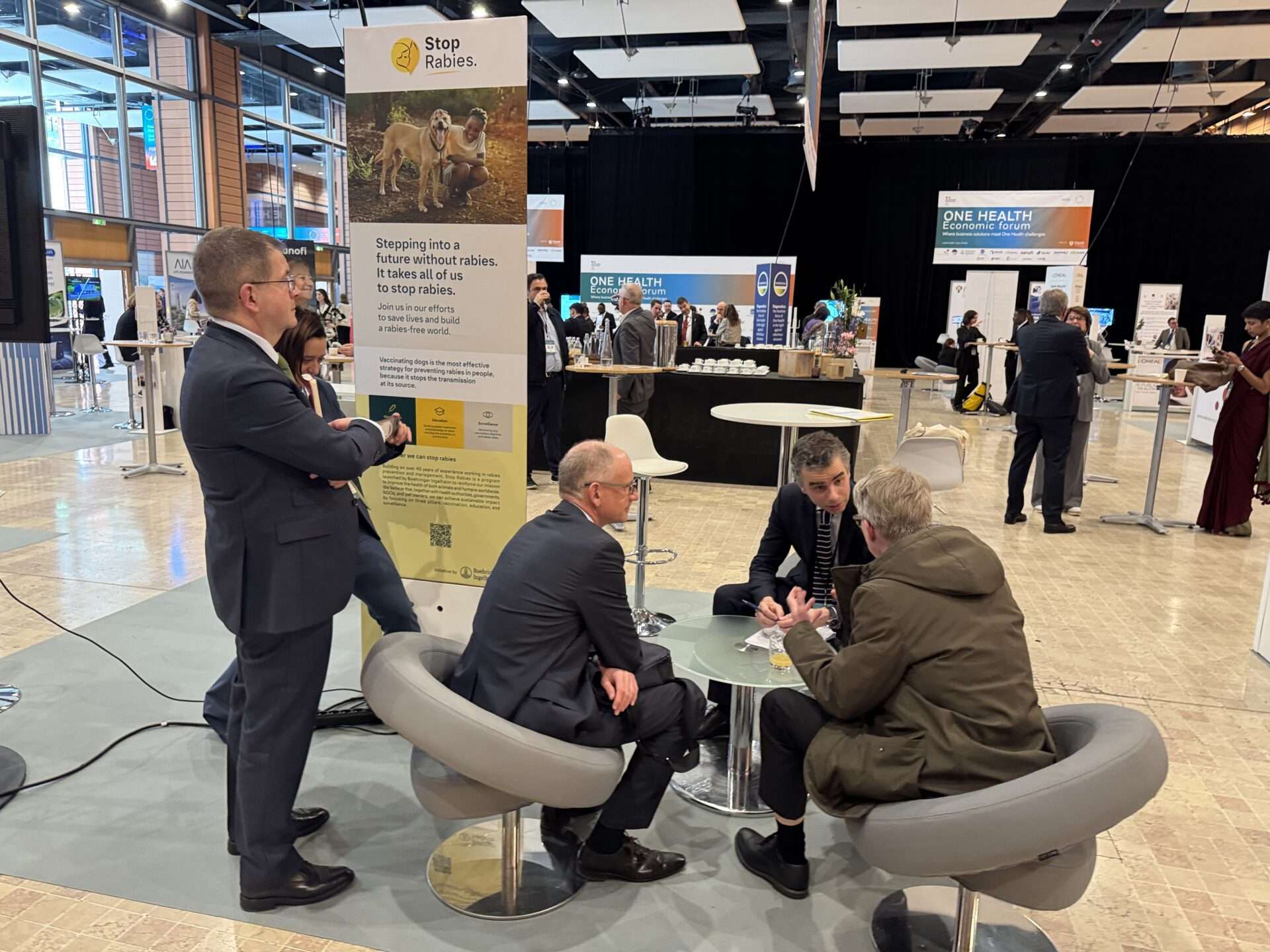 L'équipe de Business France échange avec les entrepreneurs au One Health Summit