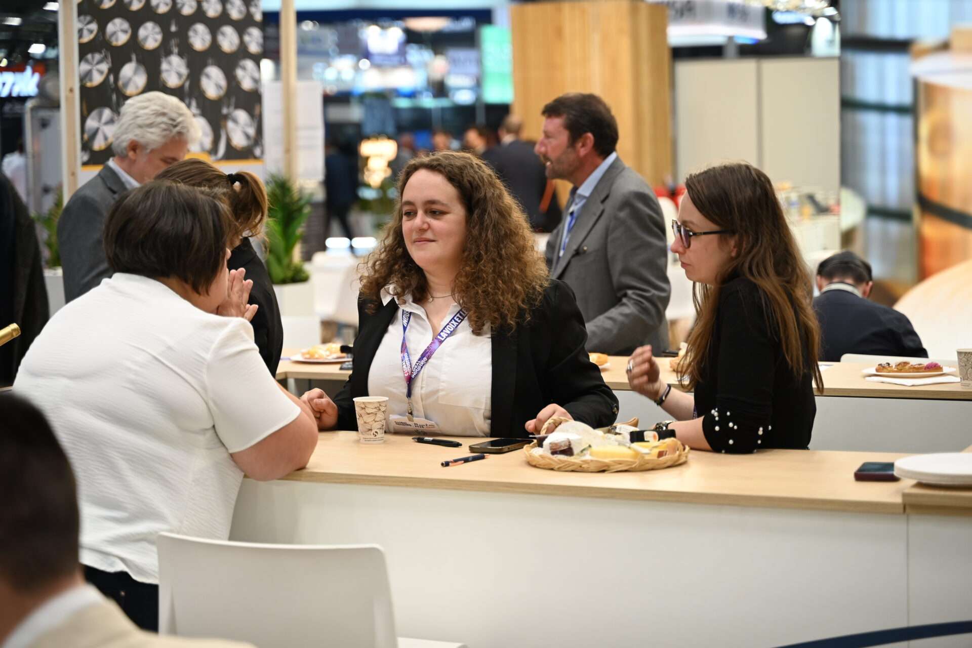 Léa Pilloix, chargée de marketing et communication chez Nincar, attentive aux échanges sur le stand