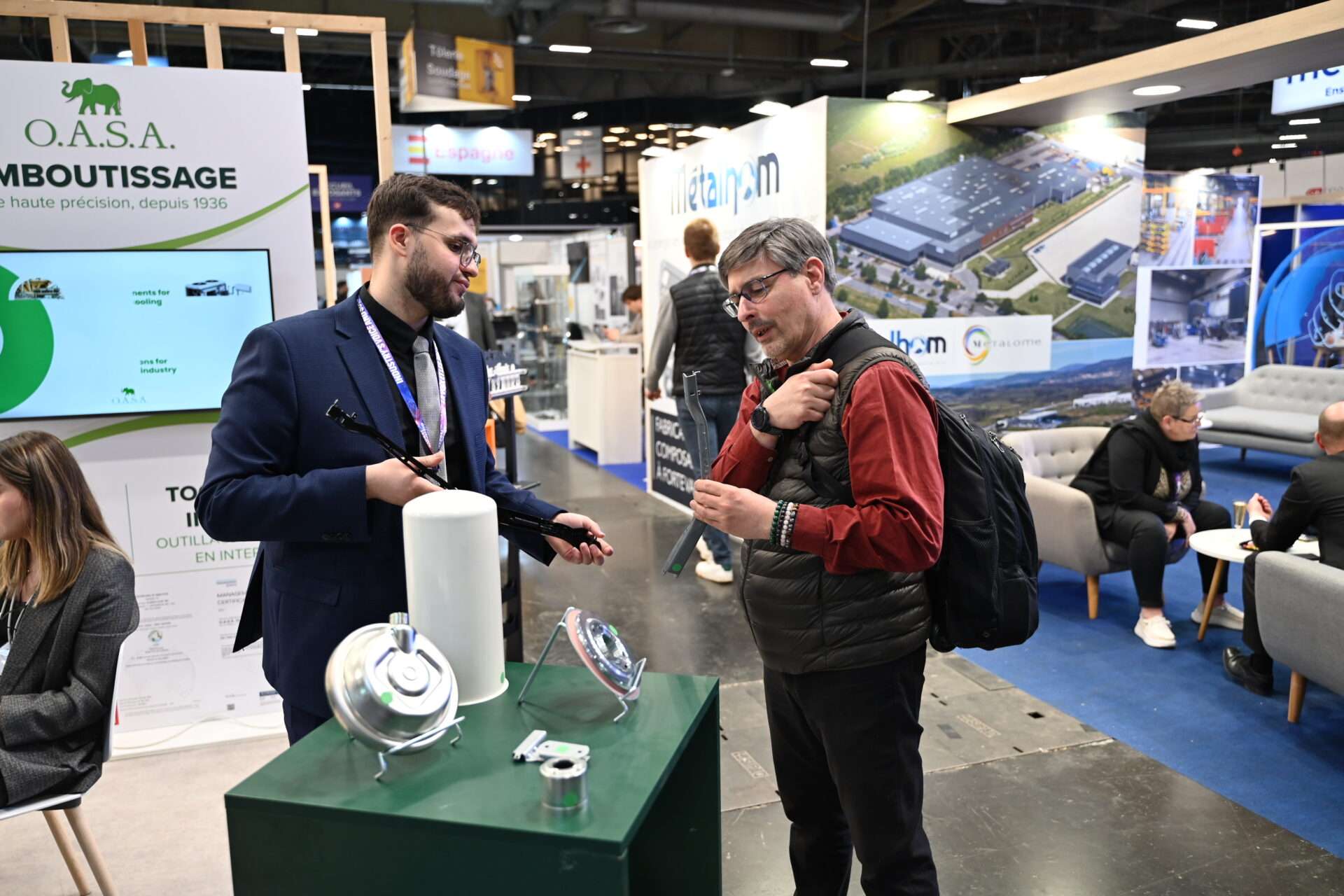 Les explications se poursuivent au rythme des échanges sur le stand