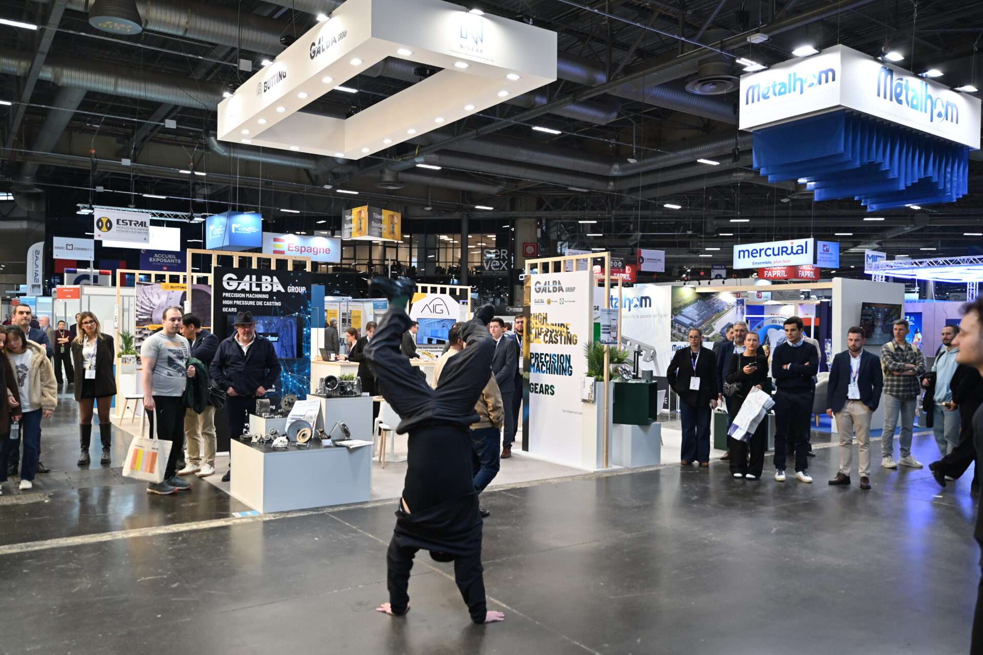 Un groupe d’artistes s’invite devant le stand de Nincar et crée un moment inattendu qui captive le public-Global Industrie