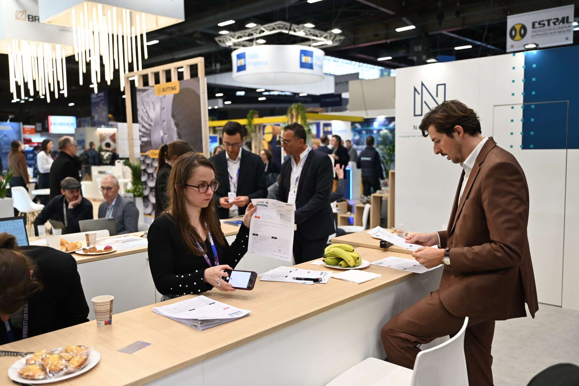 Entre documents et discussions, les projets prennent forme directement sur le stand_Global Industrie