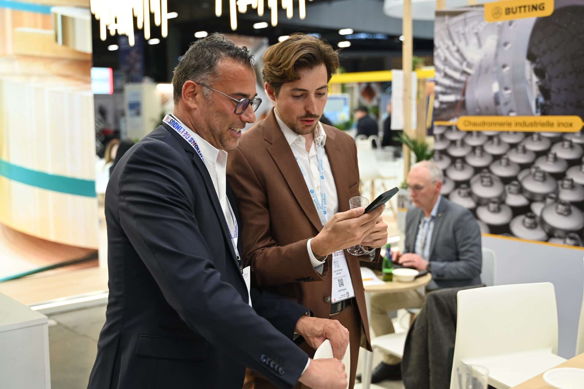 Smartphone en main, Léo Veyron partage une information avec Jean-Pierre Termoz, visiblement satisfait