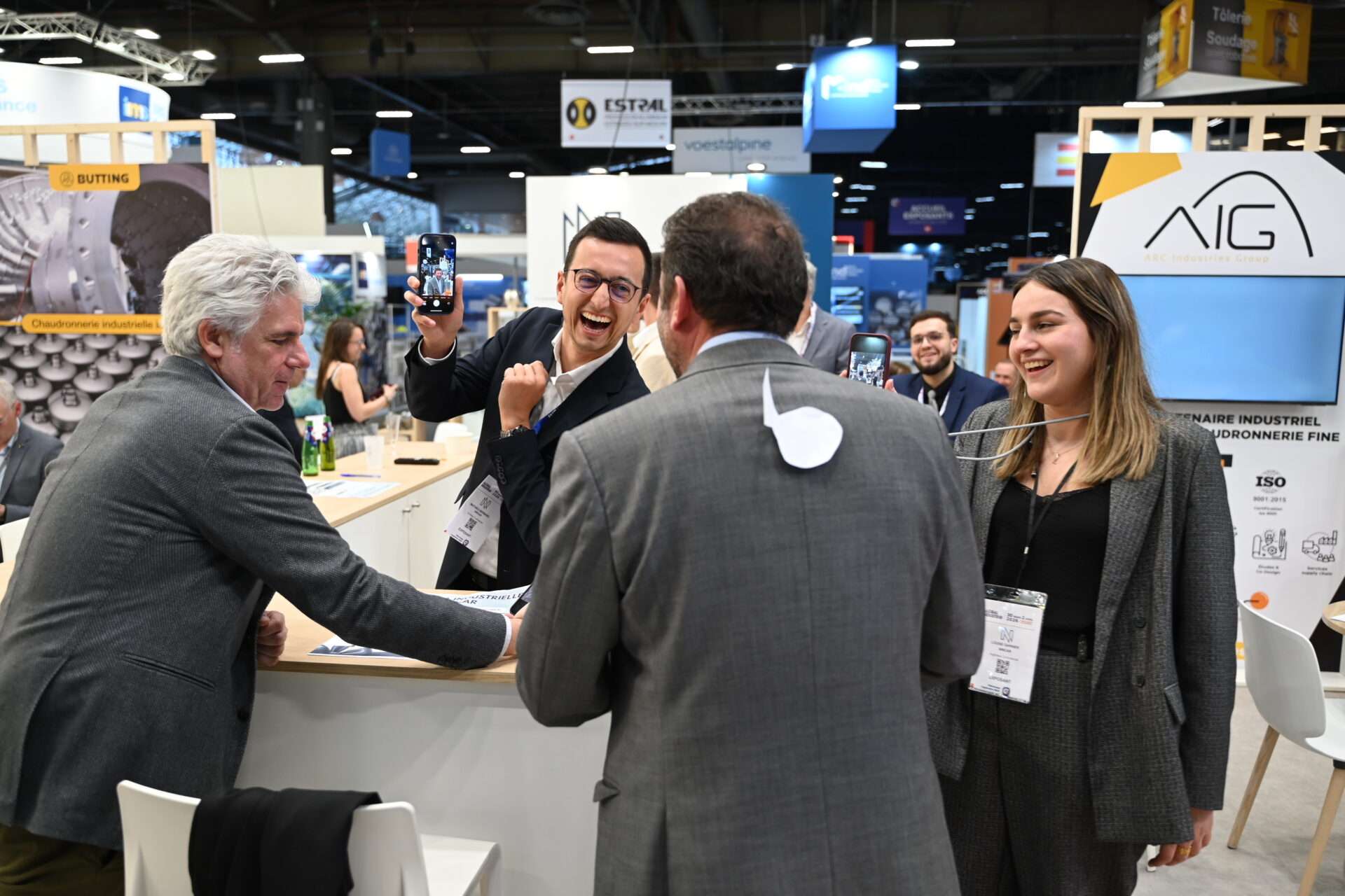 Après une journée chargée, l’heure est à la détente sur le stand