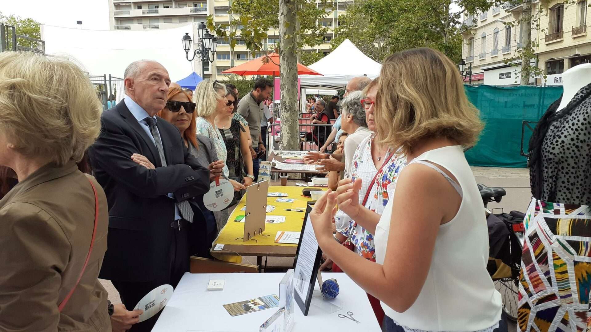 Navbakhor Boudot présente Eco Couture à Gérard Collomb, ancien Maire de Lyon, lors du forum des associations