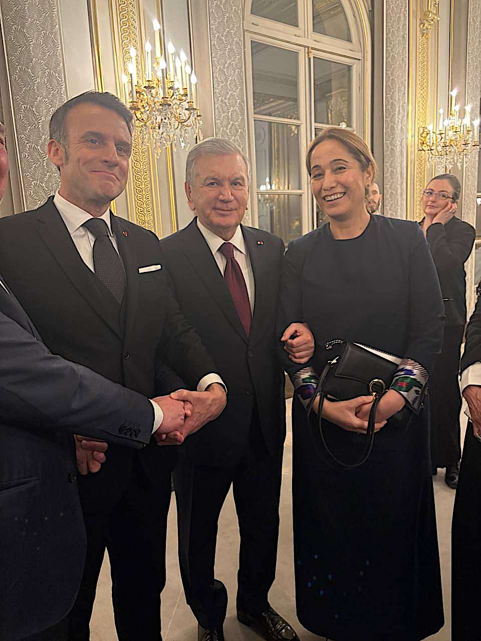 Emmanuel Macron, Président de la République française, Chavkat Mirziyoïev, Président d’Ouzbékistan, Navbakhor Boudot Khaniyazova, cheffe d'entreprise 
