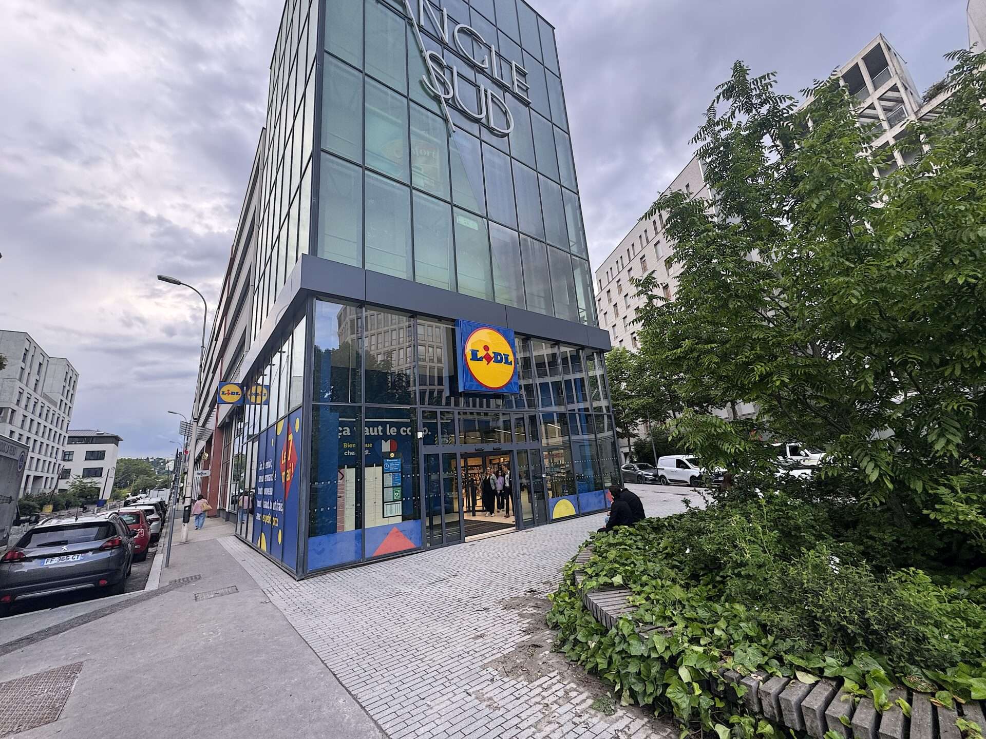 Le nouveau Lidl de Gerland s'installe dans une friche réhabilitée à Lyon 7. Une inauguration qui dit beaucoup sur l'avenir du commerce en centre-ville.