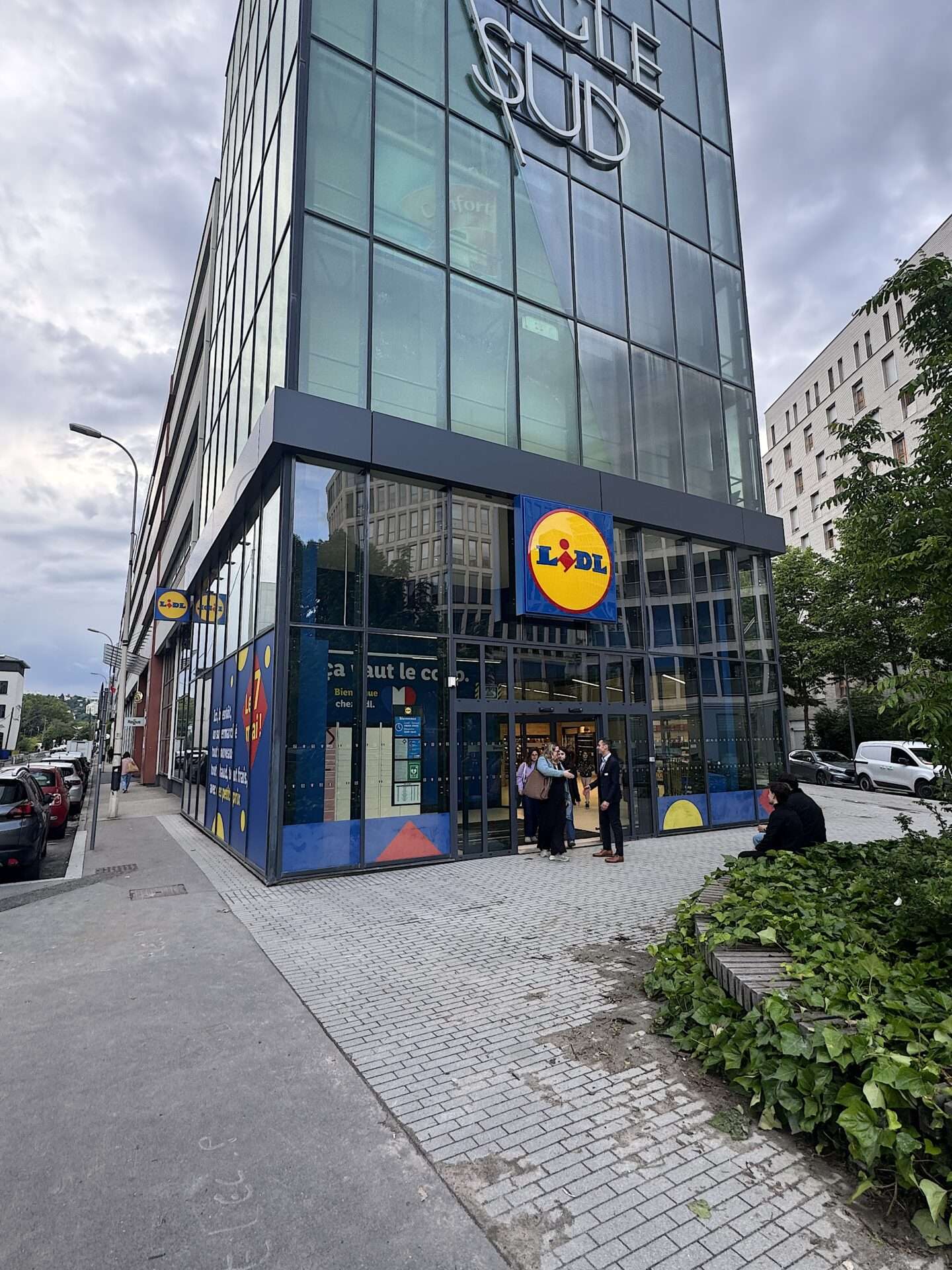 Entre pouvoir d’achat, emploi local et ville durable, l’enseigne teste un nouveau modèle commercial au cœur du sud lyonnais