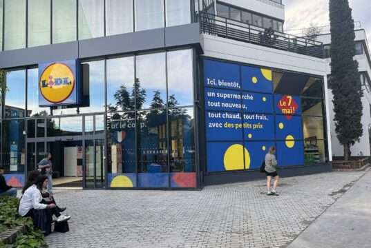 À Lyon 7, Lidl s’installe rue Crépet et renforce l’emploi dans un quartier en mutation Rue Crépet à Lyon 7, Lidl a ouvert le 7 mai 2026 un supermarché de 2 025 m² au cœur du quartier des Girondins.