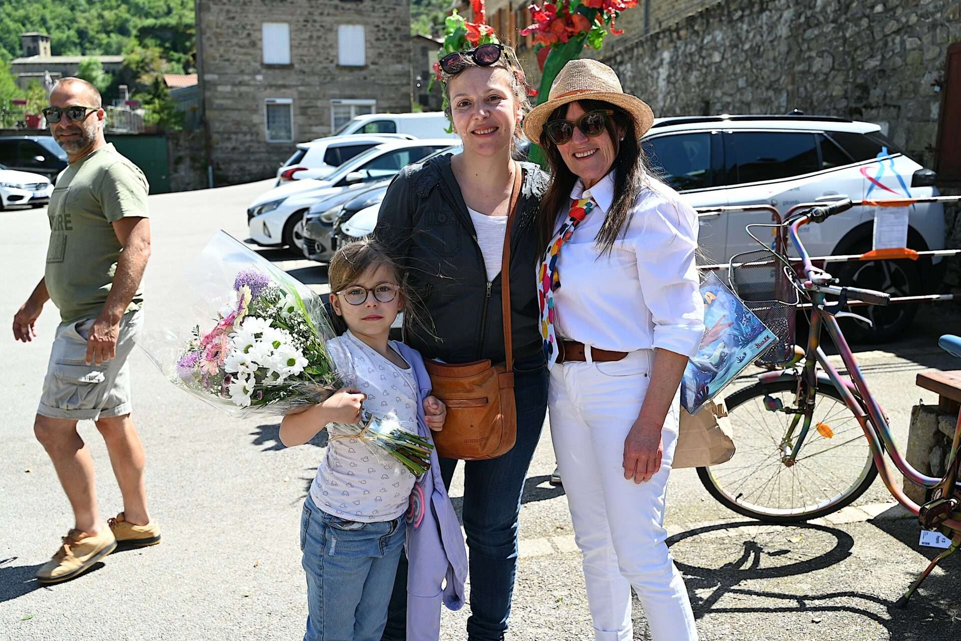 Les mains d'Emma Henriot portent les traces de tout ce qu'elles ont créé.