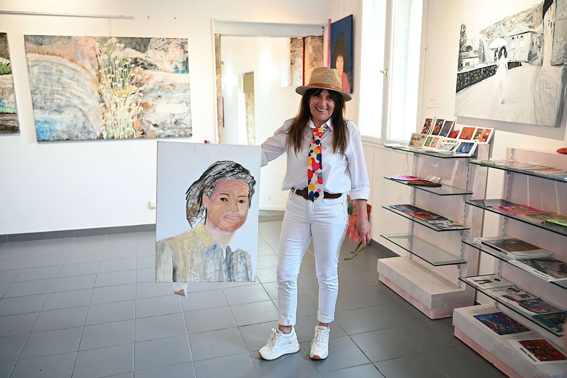 Emma Henriot fait le portrait de Dorothée Oké, qu’elle expose dans sa galerie à Malleval