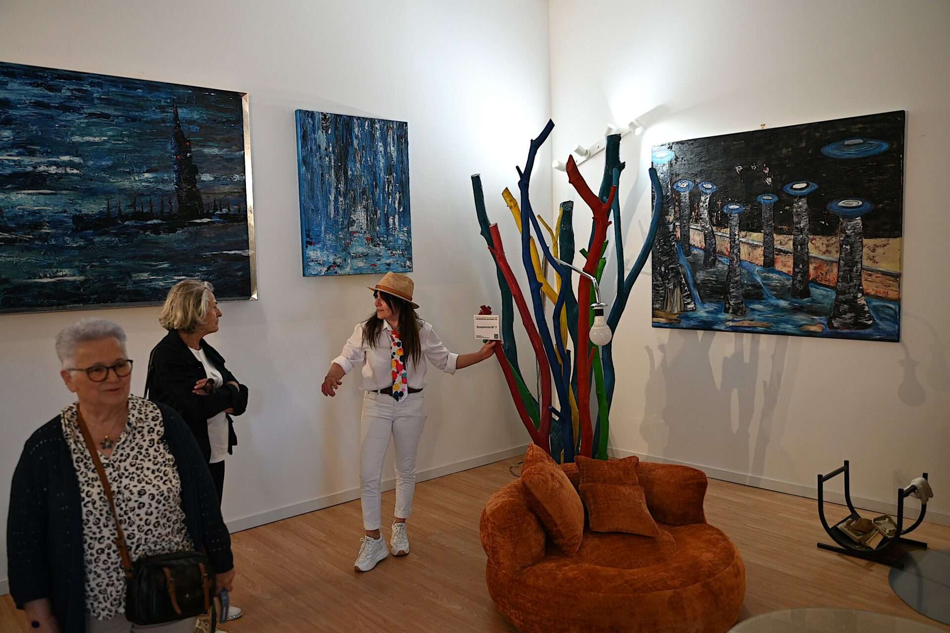 Emma Henriot, artiste de Malleval, dont l'œuvre grandit au rythme des saisons et des projets.