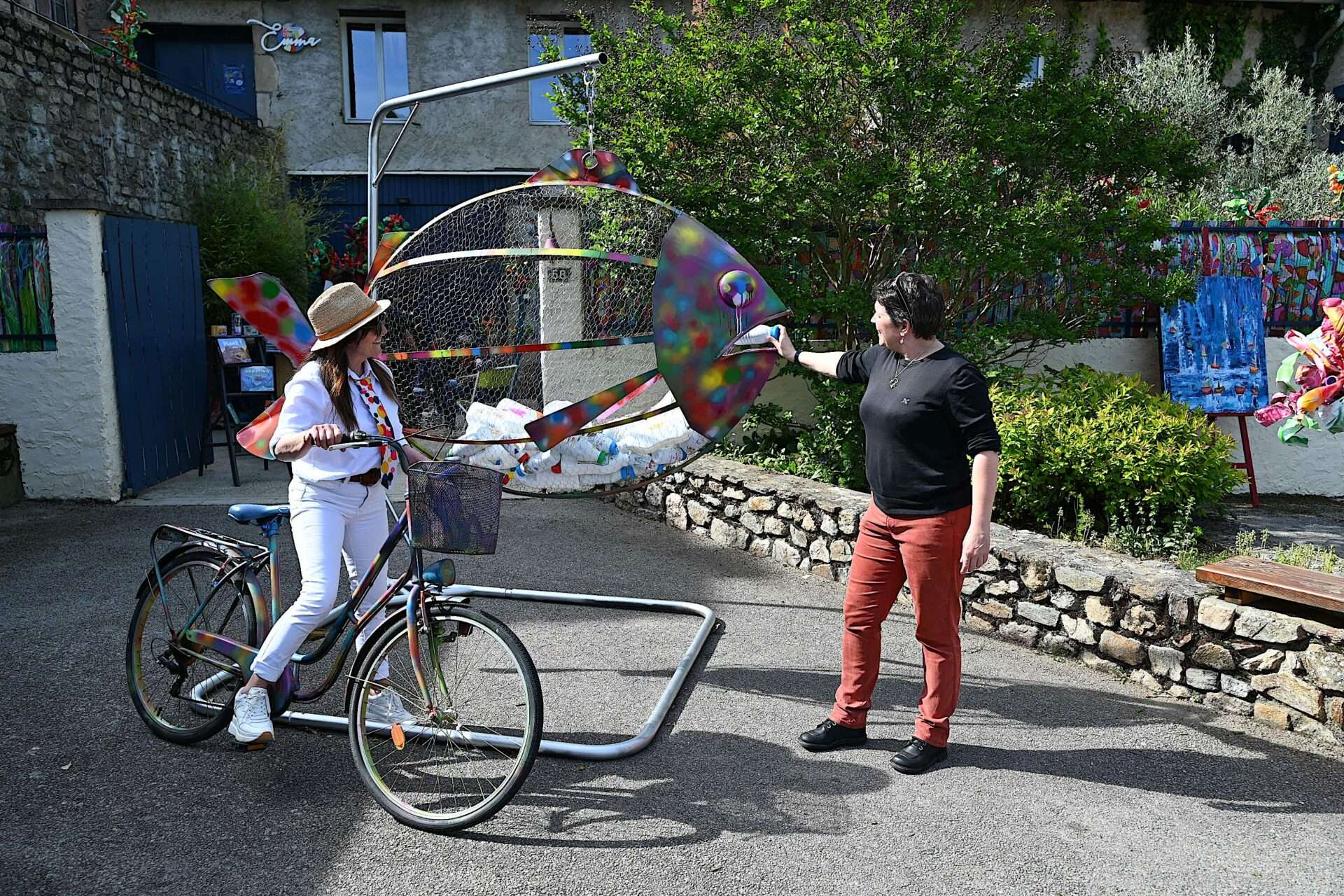 Christelle Marchal et Emma Henriot devant Aral — deux femmes, un village, un message fort