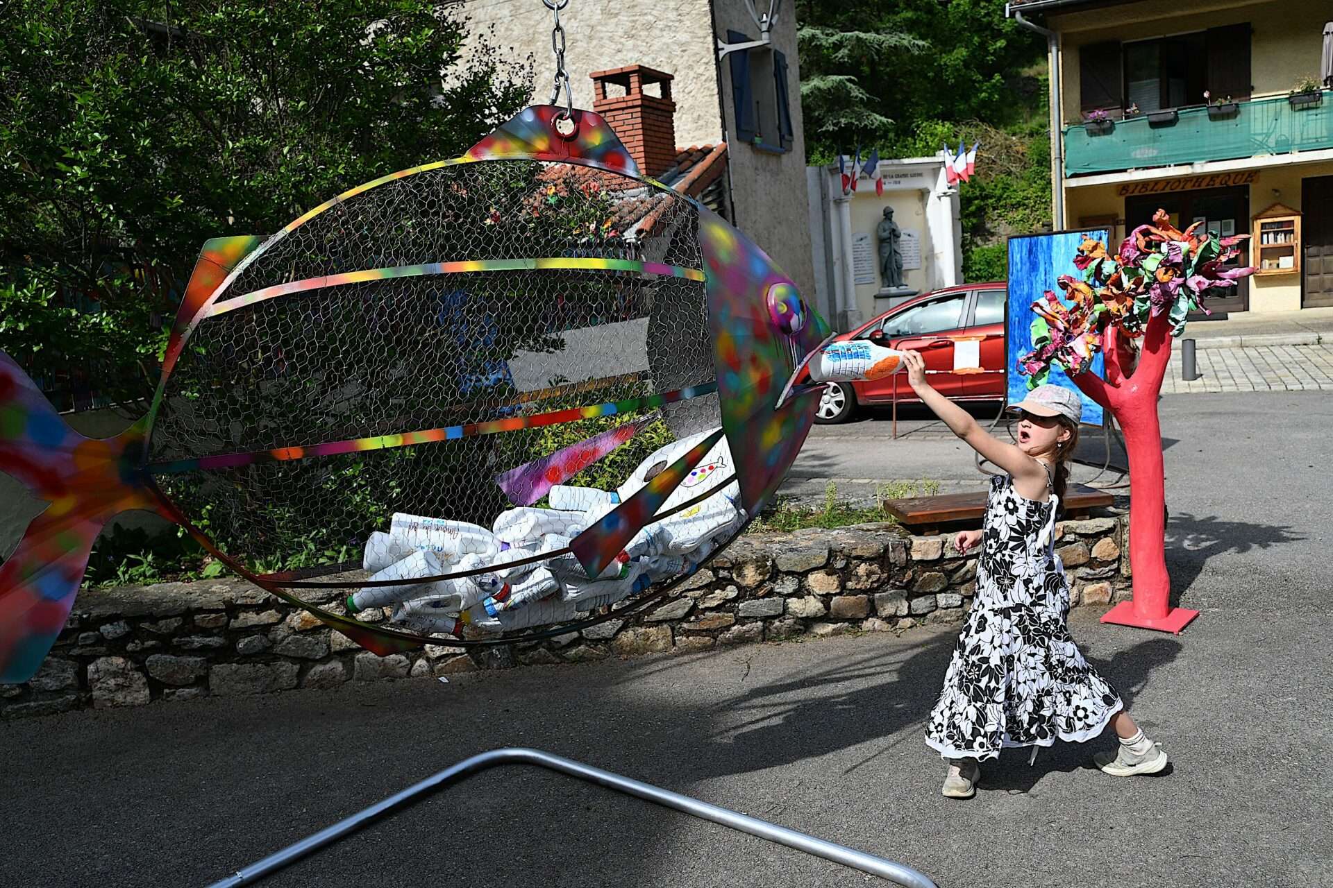 Exposition artistique à Malleval un poisson géant interpelle petits et grands