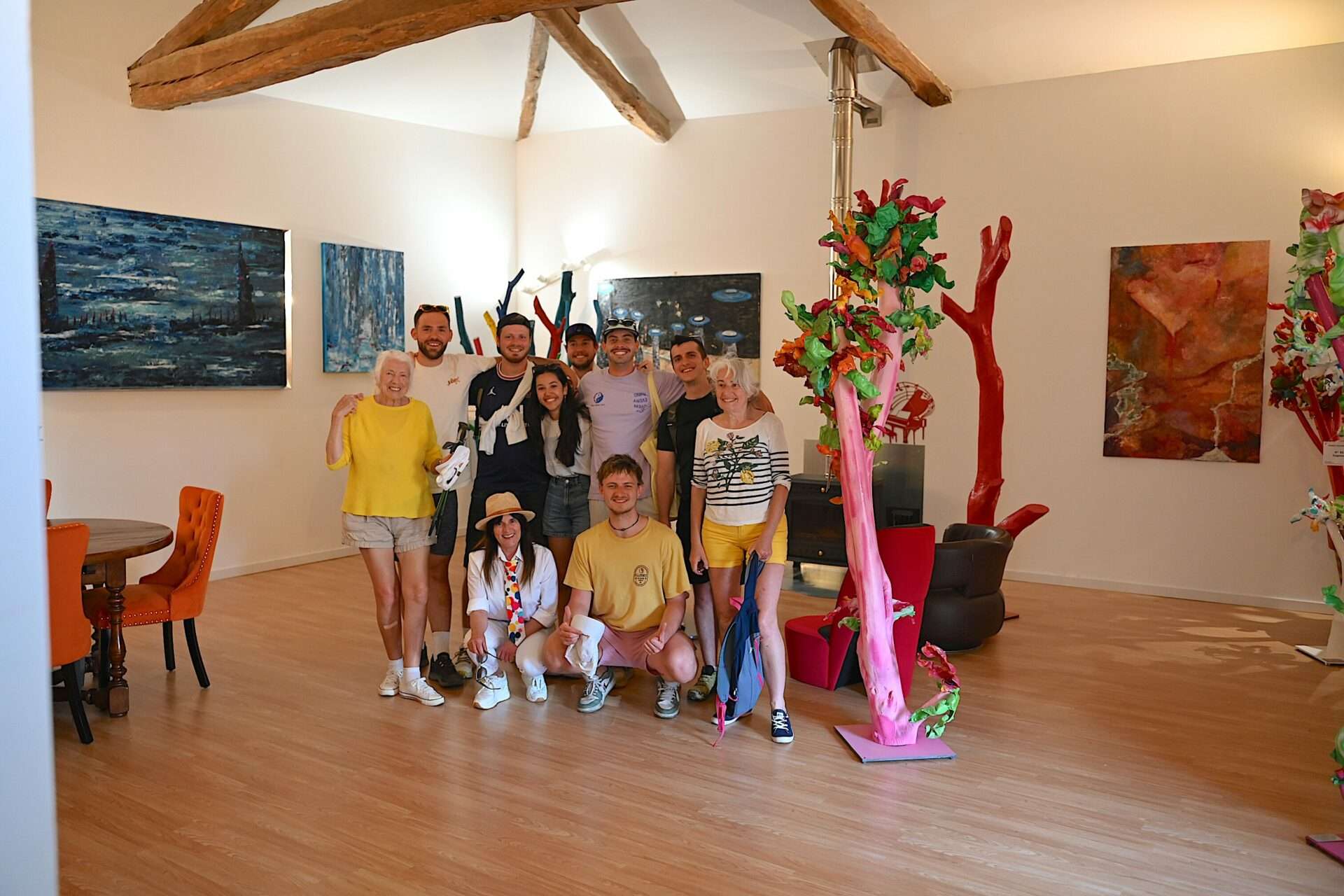 Les familles participent à une œuvre collective pour les océans