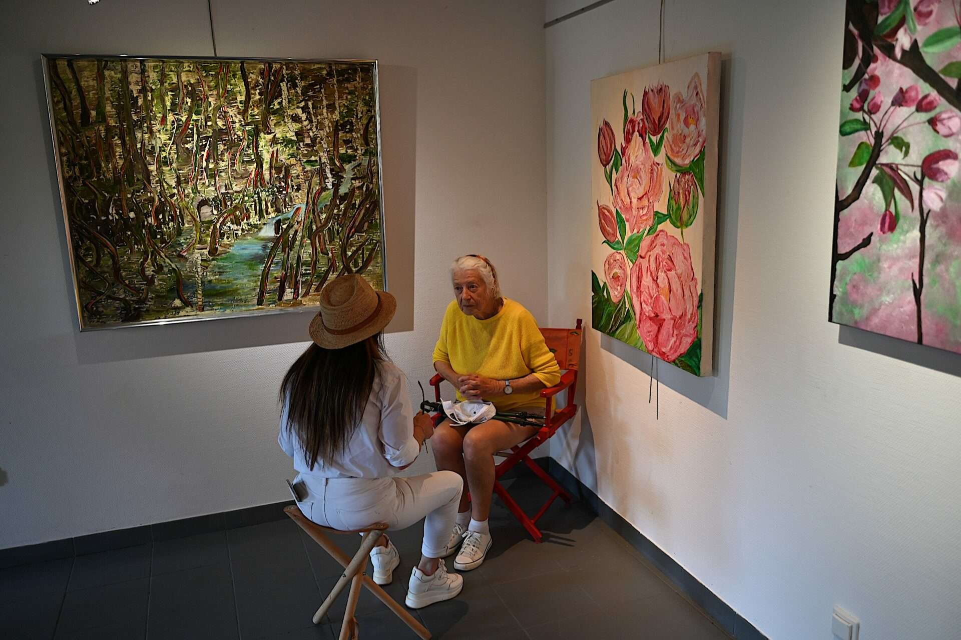 Entre deux échanges avec les visiteurs, l'artiste partage avec émotions ses projets artistiques 
