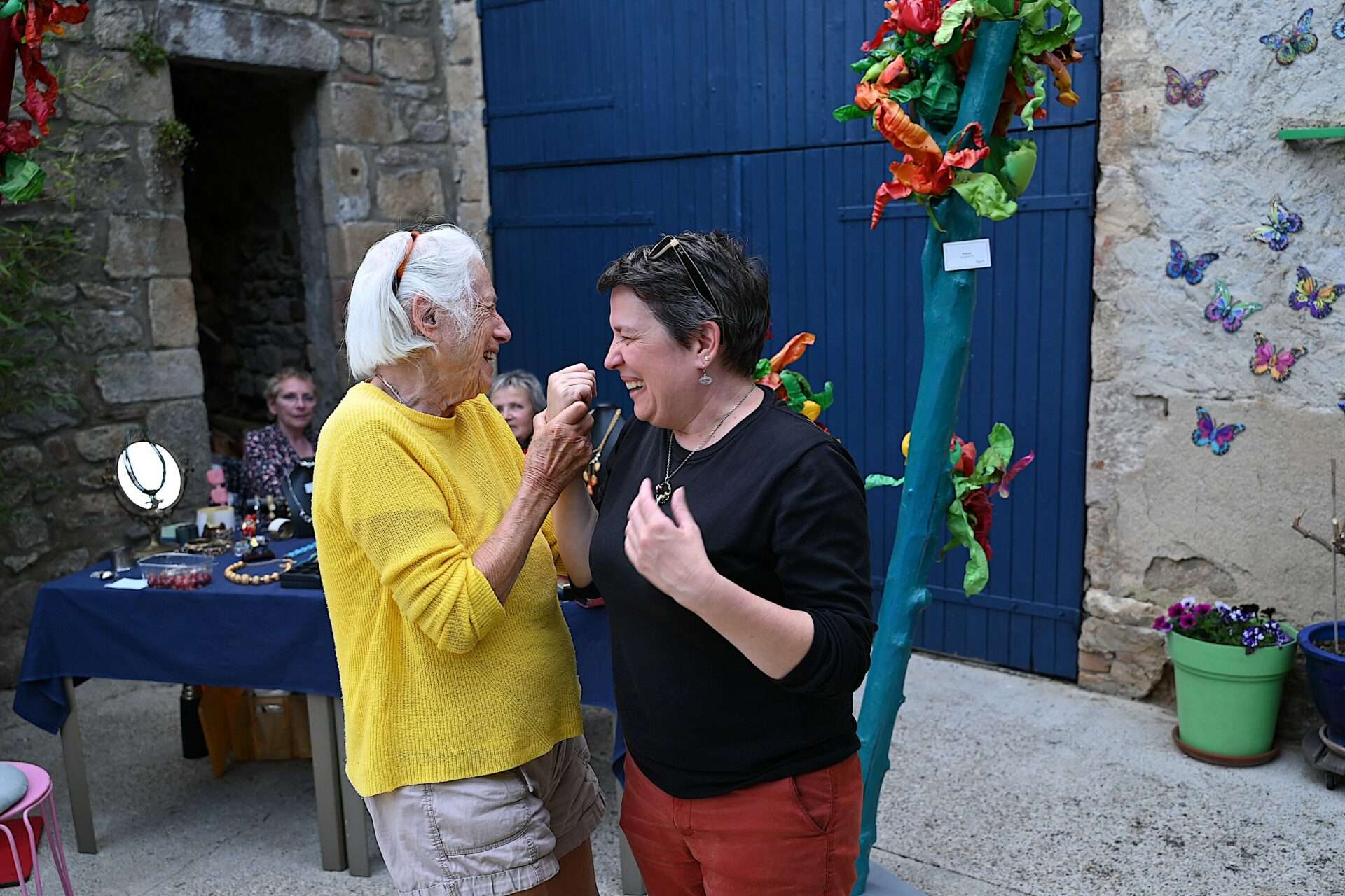 Christelle Marchal, maire de Malleval, heureuse d'accueillir une exposition aussi originale dans son village
