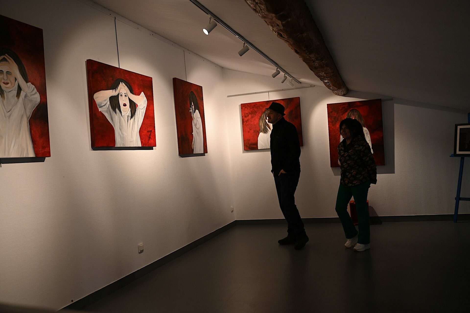 Entre deux expositions, l'atelier reste le cœur battant de la création.