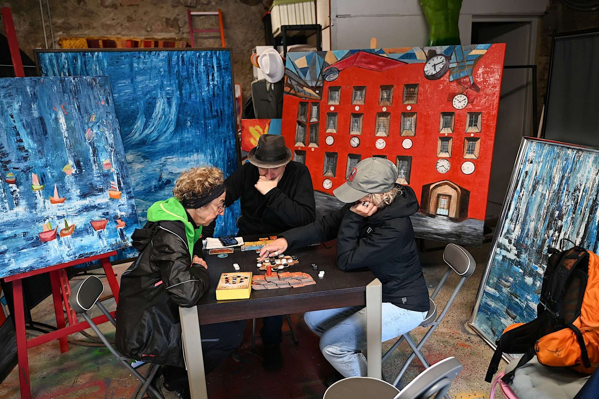 On discute, on joue, on écrit — l'exposition a tenu toutes ses promesses de convivialité.