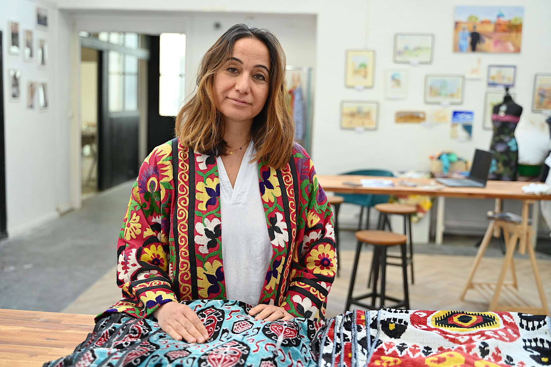 À Lyon, BAHOR France développe des créations en soie et des échanges entre artisans français et ouzbeks.
