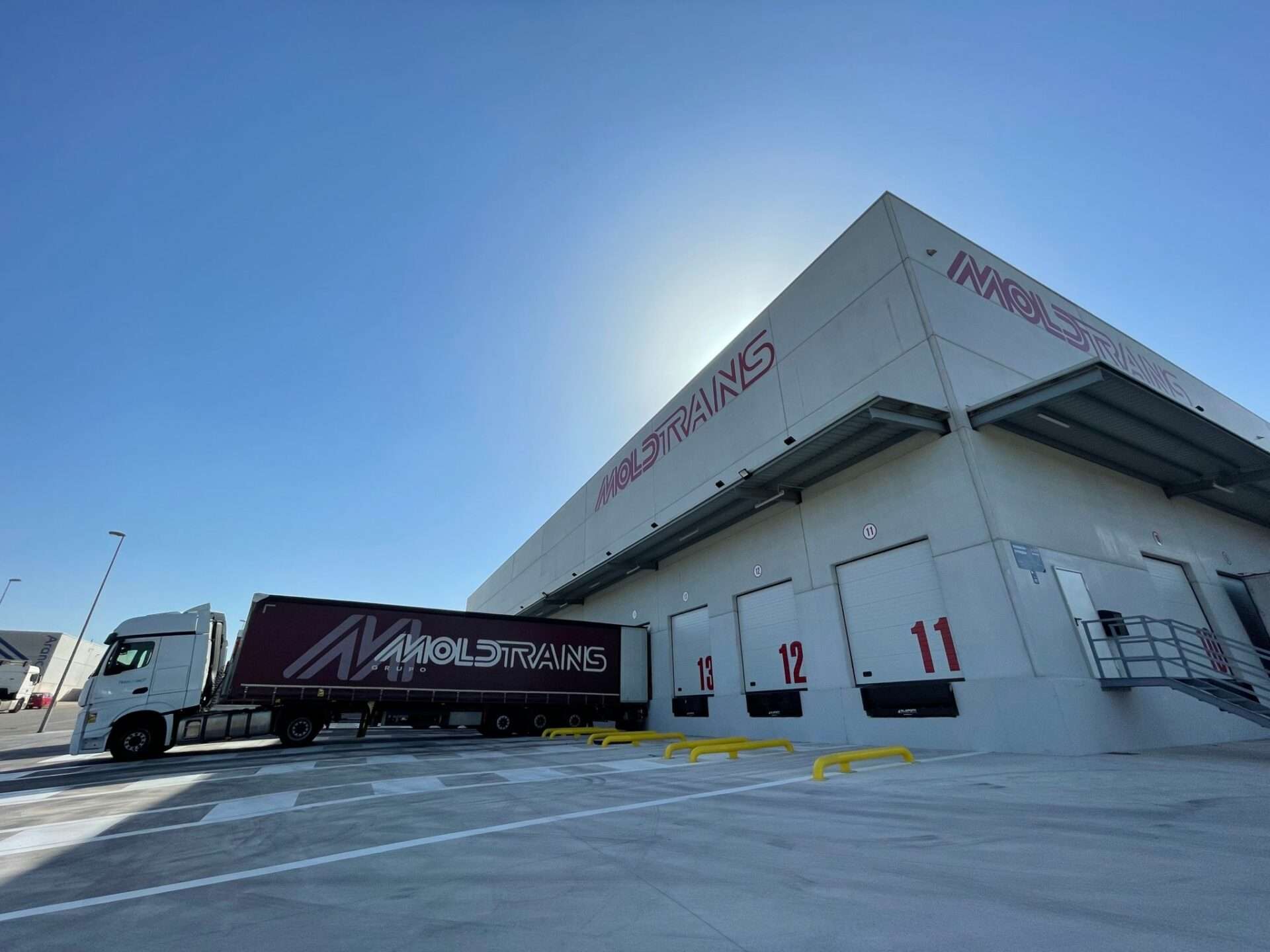 Dimotrans Group observe la reconfiguration des routes maritimes mondiales sous l’effet des tensions en mer Rouge, avec des délais allongés et des flux réorganisés