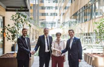 À Lyon, l’AFD présente deux nouveaux dispositifs pour rapprocher les entreprises françaises des projets qu’elle finance Bertrand Walckenaer, Directeur Général Adjoint de l’AFD, Philippe MEUNIER, Vice-Président, Délégué aux Relations Internationales, Laurence de Touchet, Directrice des Programmes Export de Business France, Morane REY-HUET, Président du Comité régional Auvergne-Rhône-Alpes des Conseillers du commerce extérieur