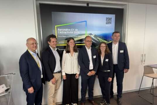 EY et ONLYLYON Invest confirment la résistance de l’Auvergne-Rhône-Alpes mais alertent sur le financement des projets industriels Fabrice Reynaud, Partner EY, Sébastien Brazier, Responsable Implantation & Territoires ONLYLYON INVEST, Joséphine Vander Linder, Directrice Générale ODOO France, Bertrand Foucher, Directeur Général ONLYLYON & CO, Prisca Dalle, Responsable Prospection & Expertise sectorielle ONLYLYON INVEST, Frédéric Miribel, Délégué Général Lyon Place Financière-Attractivité Auvergne-Rhône-Alpes 2026