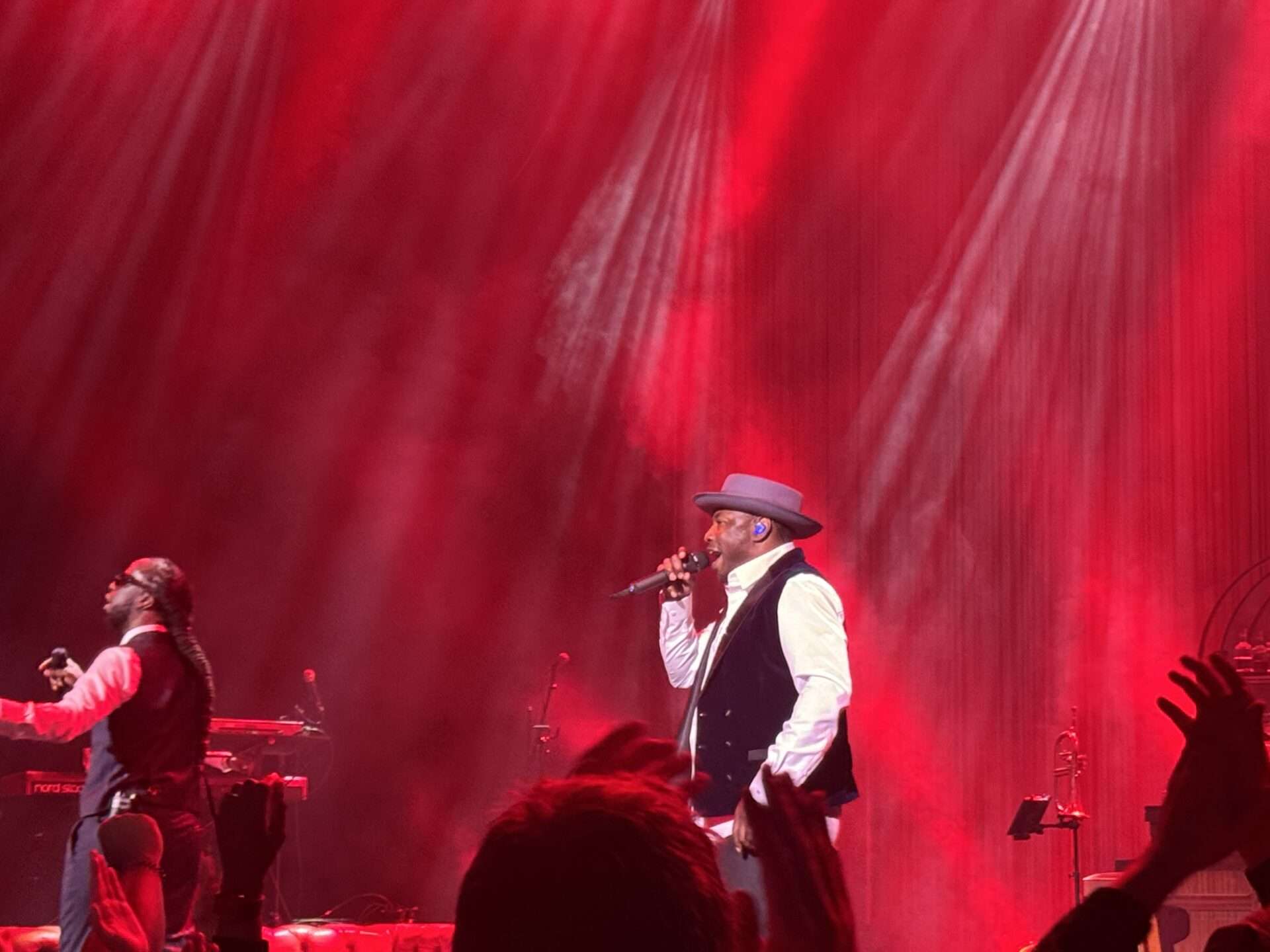 À Fourvière, MC Solaar et Youssoupha réinventent leurs classiques dans Supersonic Social Club, une création imaginée pour le festival lyonnais