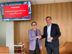 Banque Populaire Auvergne Rhône Alpes renforce son partenariat avec emlyon pour préparer les compétences de demain Isabelle Huault, présidente du directoire et directrice générale d’emlyon et Daniel Karyotis, directeur général de BPAURA