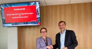 Banque Populaire Auvergne Rhône Alpes renforce son partenariat avec emlyon pour préparer les compétences de demain Isabelle Huault, présidente du directoire et directrice générale d’emlyon et Daniel Karyotis, directeur général de BPAURA