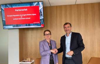Banque Populaire Auvergne Rhône Alpes renforce son partenariat avec emlyon pour préparer les compétences de demain Isabelle Huault, présidente du directoire et directrice générale d’emlyon et Daniel Karyotis, directeur général de BPAURA